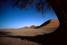 <center>Sous le ciel bleu annonciateur d'une journée sans nuage. dune, namibie,sable ombre lumière 